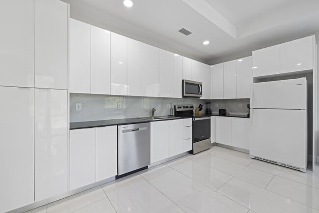 674 Windermere Dr in Lehigh Acres, FL - Building Photo - Building Photo