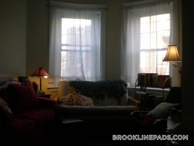 208 Winthrop Rd in Brookline, MA - Foto de edificio - Building Photo