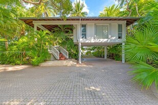 655 N Mashta Dr in Key Biscayne, FL - Building Photo