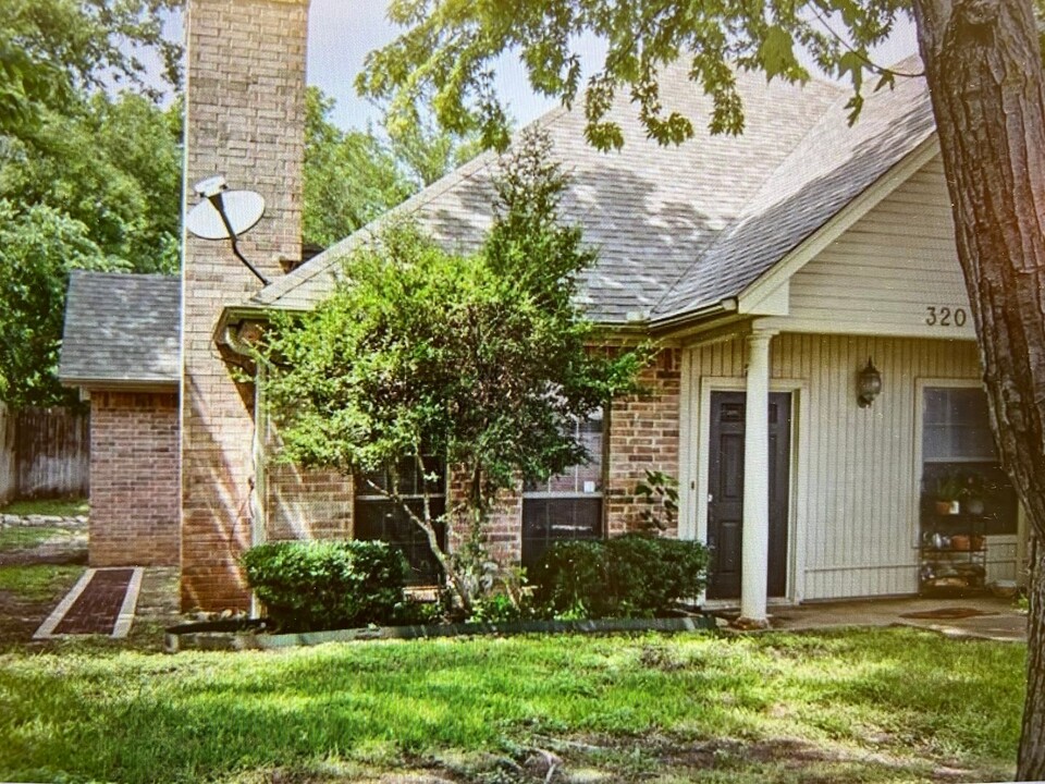 316 W Anderson St, Unit 100 in Weatherford, TX - Building Photo