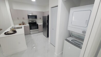 1182 W 32nd St, Unit A3 in Hialeah, FL - Foto de edificio - Building Photo