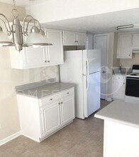 1651 Isleworth Cir in Atlanta, GA - Foto de edificio - Building Photo