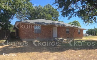 325 W Pleasant Run Rd in Lancaster, TX - Building Photo