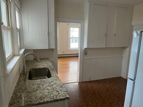 37 Oak St, Unit Apt # 2 in Uxbridge, MA - Building Photo - Building Photo