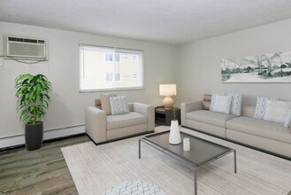 1 & 2 Bedrooms at Clearwater Apartments –  in Cincinnati, OH - Foto de edificio - Building Photo