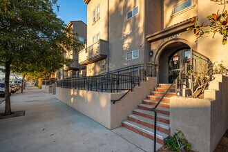Glenoaks Villas in Sun Valley, CA - Building Photo - Building Photo
