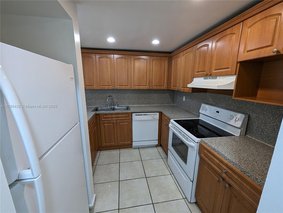 6960 Miami Gardens Dr in Hialeah, FL - Building Photo