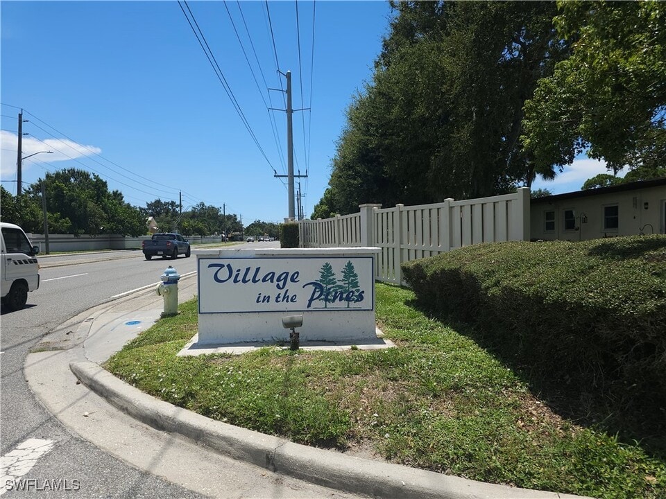 3538 Silver Pine Ct in Sarasota, FL - Building Photo