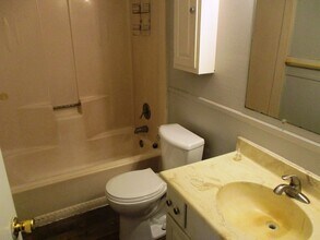 202 W Shelbourne Dr in Normal, IL - Building Photo - Building Photo