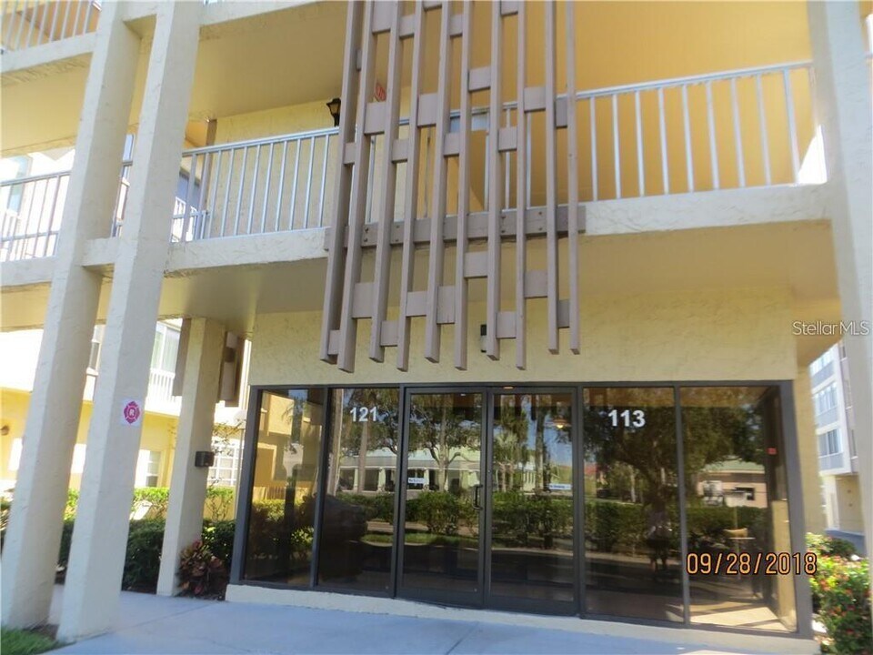121 Island Way in Clearwater, FL - Building Photo