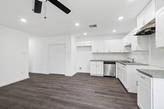 8211 Bigwood St-Unit -B in Houston, TX - Building Photo - Building Photo