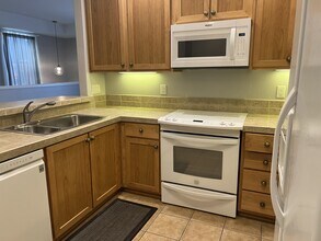 10925 SW Briarwood Pl in Tigard, OR - Building Photo - Building Photo