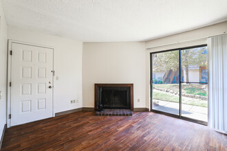 Villa West Apartments in Wichita, KS - Foto de edificio - Interior Photo