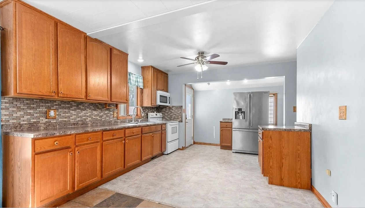 900 E 7th Ave in Mitchell, SD - Building Photo