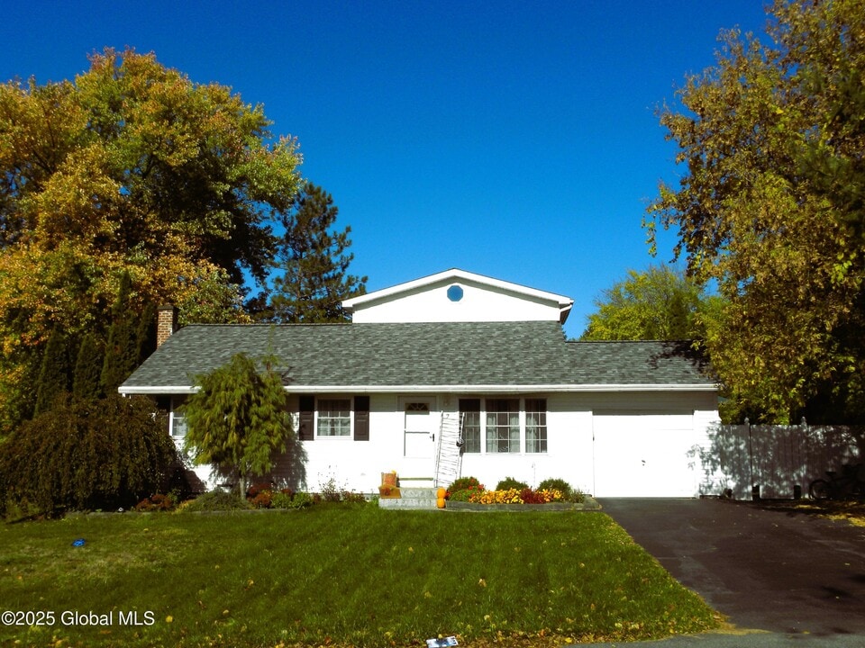 7 Wedgewood Dr in Colonie, NY - Building Photo