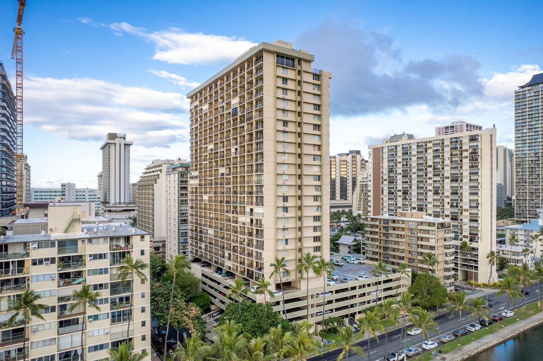 Fairway Villa in Honolulu, HI - Building Photo