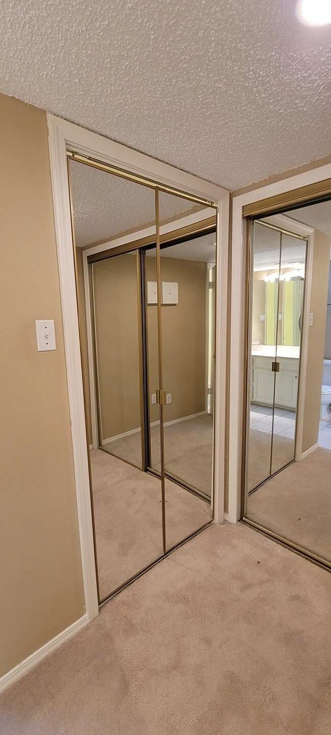 643 Cimarron Trl, Unit 643 in Irving, TX - Foto de edificio - Building Photo