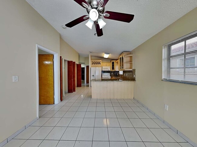 2522 W 72nd St in Hialeah, FL - Building Photo - Building Photo