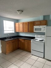 2736 Hamilton Cir in Jacksonville, FL - Foto de edificio - Building Photo