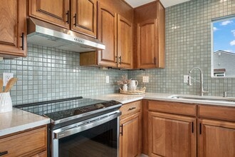 540 N Hayden Bay Dr in Portland, OR - Building Photo - Building Photo