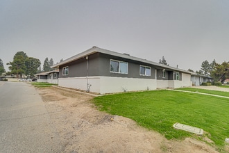 1001 Mira Loma Dr in Bakersfield, CA - Foto de edificio - Building Photo