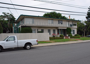 195 E Bellevue Ave in San Mateo, CA - Foto de edificio - Building Photo