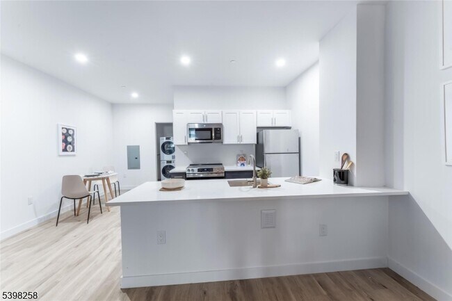 10 Commerce Ct in Newark, NJ - Building Photo - Building Photo