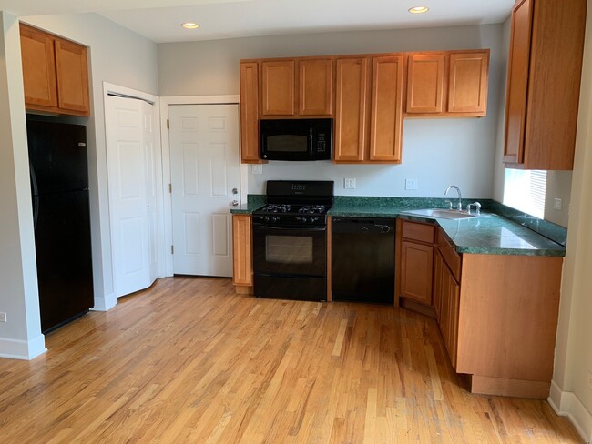 2303 W Granville Ave in Chicago, IL - Building Photo - Building Photo