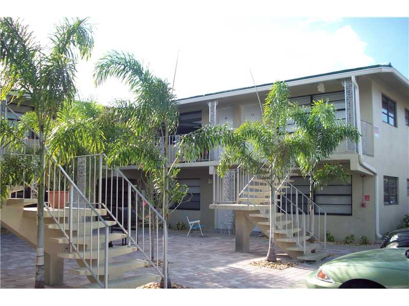 Town Court Apartments in Pompano Beach, FL - Building Photo