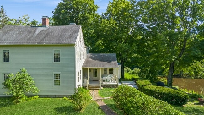 581 Flanders Rd in Woodbury, CT - Foto de edificio - Building Photo