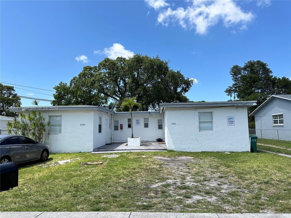 2765 NW 55th St in Miami, FL - Building Photo