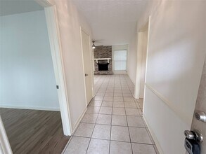 6902 Sandy Knolls Dr in Spring, TX - Foto de edificio - Building Photo