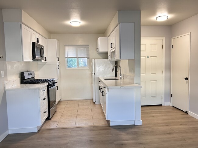 7010 Jordan Ave in Los Angeles, CA - Building Photo - Building Photo