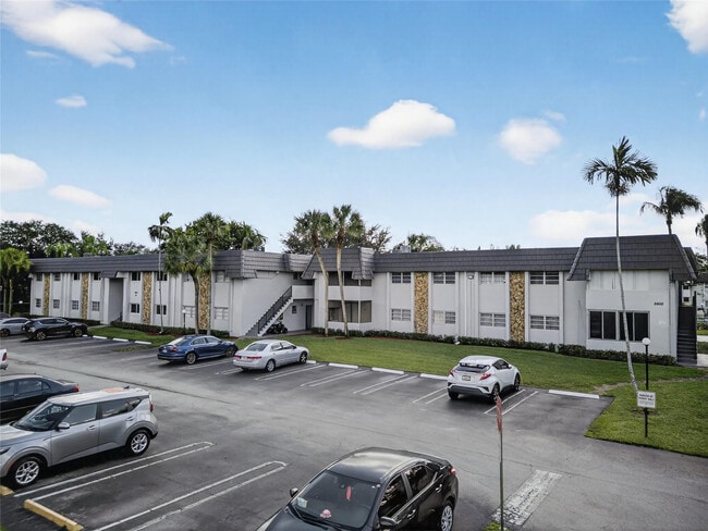 8400 W Sample Rd in Coral Springs, FL - Building Photo - Building Photo
