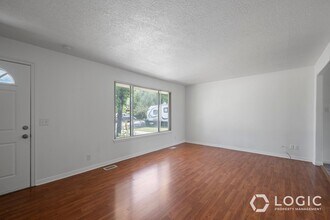 9326 S Sneddon Dr in Sandy, UT - Building Photo - Building Photo