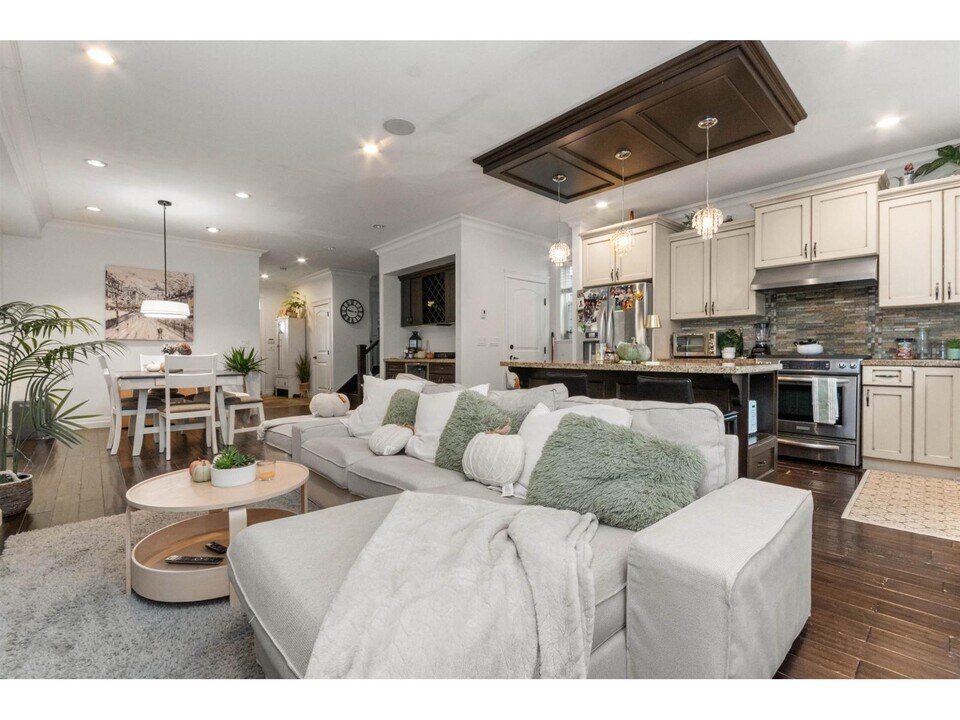 17394 2ND in Surrey, BC - Building Photo