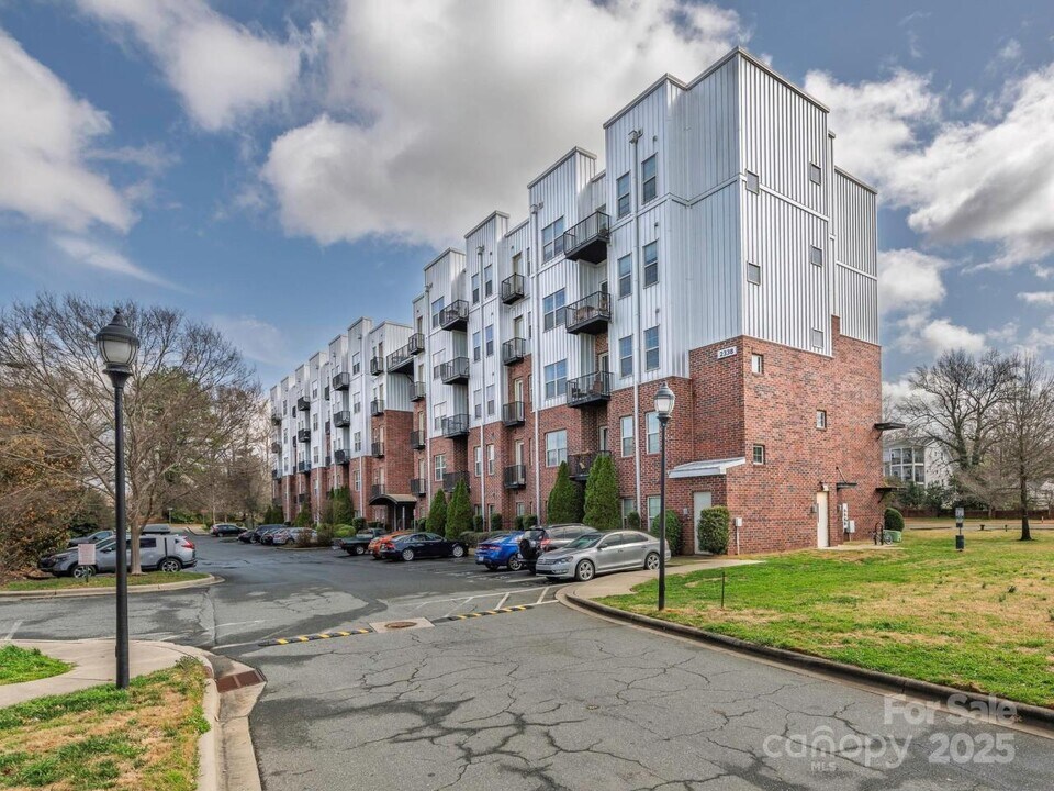 2338 Yadkin Ave, Unit 503 in Charlotte, NC - Building Photo
