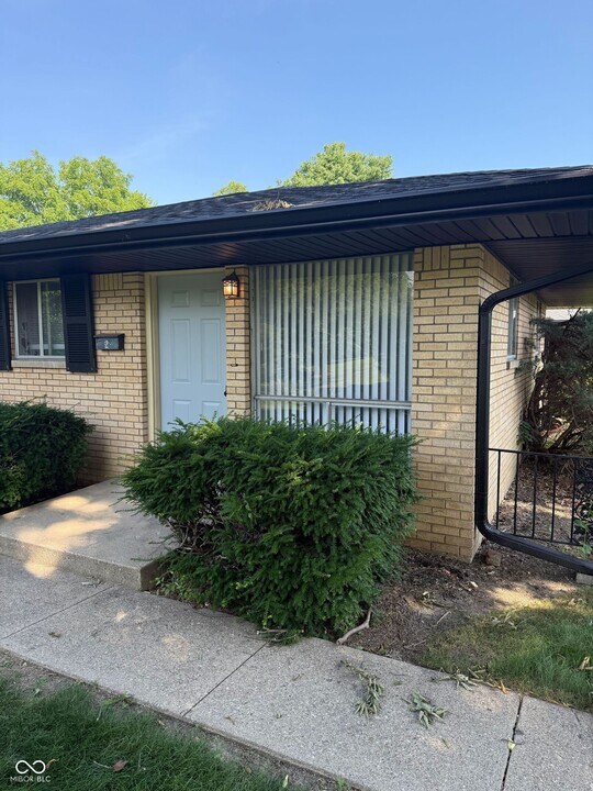 2 E Main St in Plainfield, IN - Foto de edificio