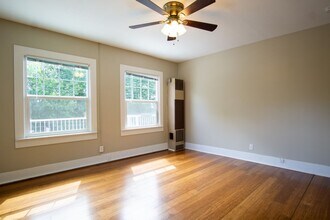 4937 S Corbett Ave in Portland, OR - Building Photo - Building Photo