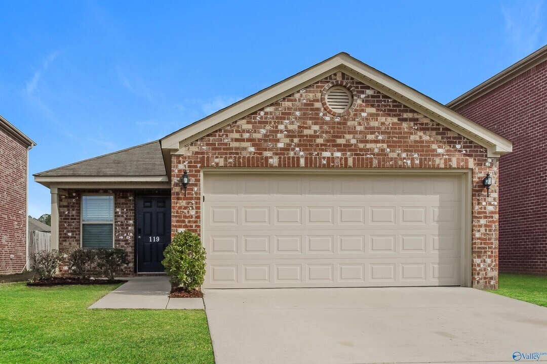 119 Darrow Creek Dr in Owens Cross Roads, AL - Building Photo