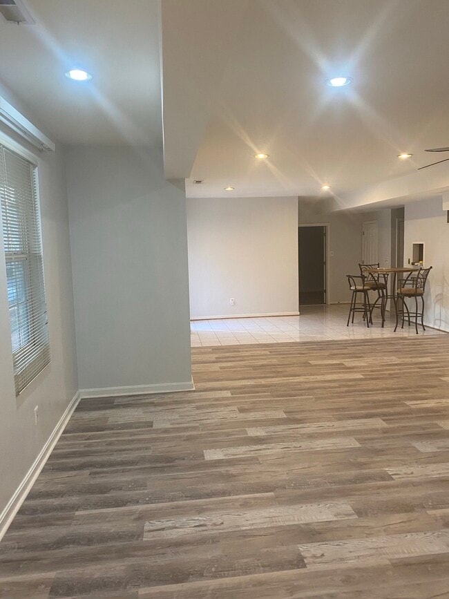 14187 Darkwood Dr, Unit Private Lower Level Apart in Centreville, VA - Foto de edificio - Building Photo