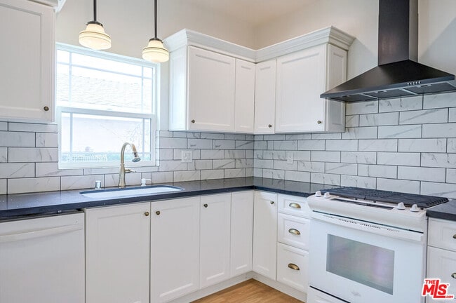6110 De Longpre Ave in Los Angeles, CA - Building Photo - Building Photo