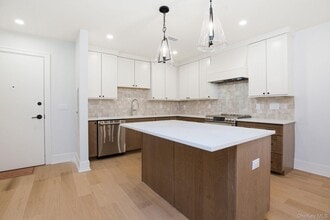 25 S Riverside Ave in Croton-on-Hudson, NY - Foto de edificio - Building Photo