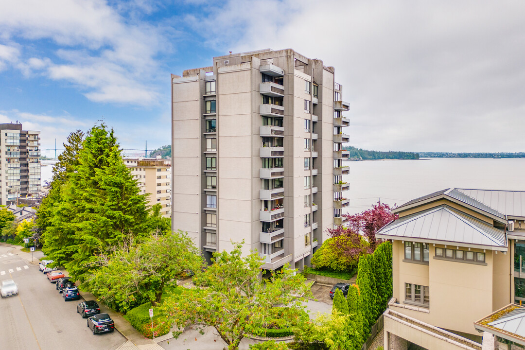 1930 Bellevue Av in West Vancouver, BC - Building Photo