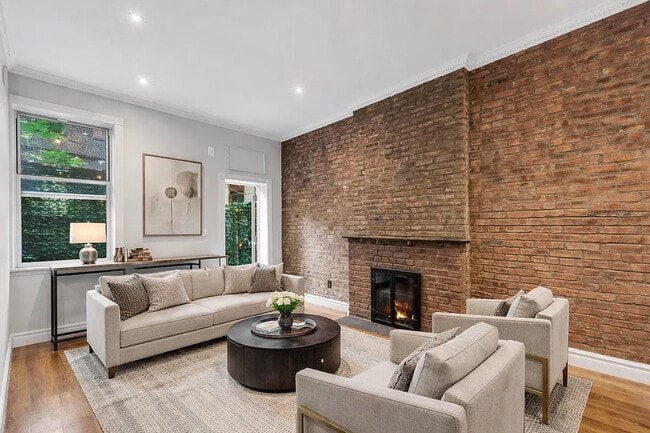 345 E 5th St, Unit 1 in New York, NY - Foto de edificio - Building Photo