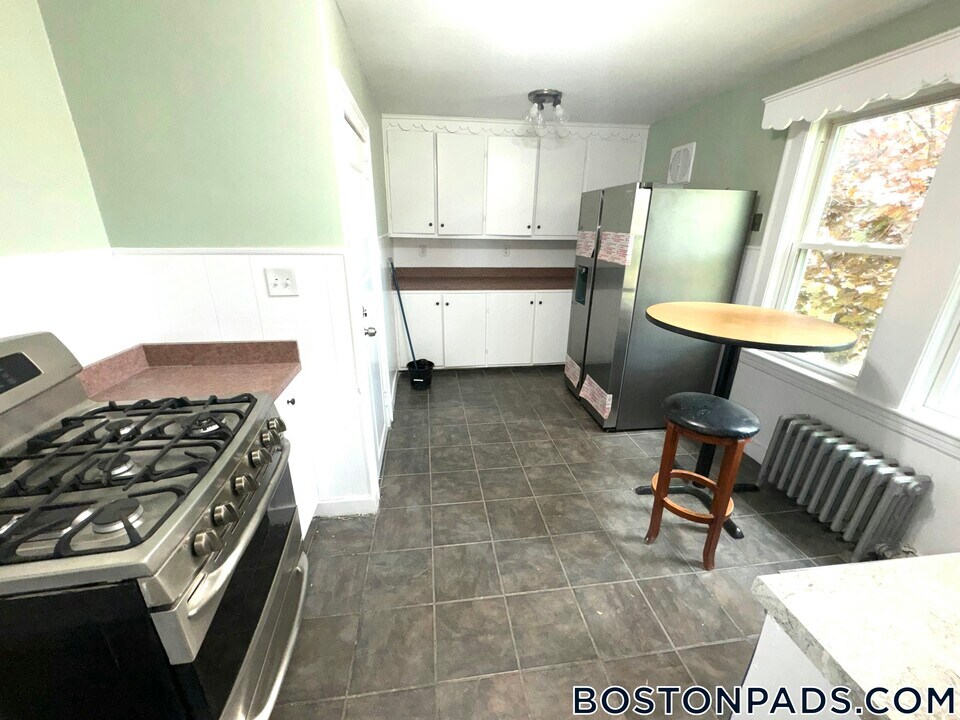 747 Boylston St in Newton, MA - Building Photo