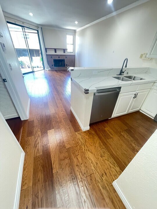 4435 Nobel Dr in San Diego, CA - Building Photo