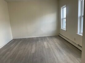 23 Ellis Ave in Lowell, MA - Building Photo