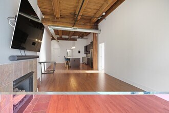 525 W Superior St, Unit 43 in Chicago, IL - Building Photo - Building Photo