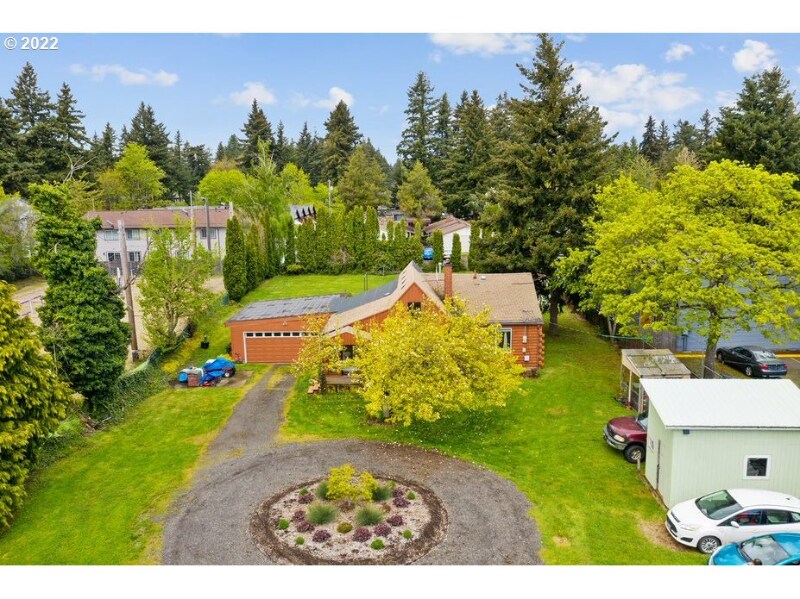 17609 SE Stark St in Portland, OR - Building Photo